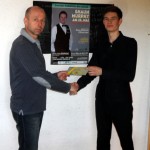 Turniersieger Daniel Dück bekommt Gutschein von Veranstalter Lai Letzelter überreicht.