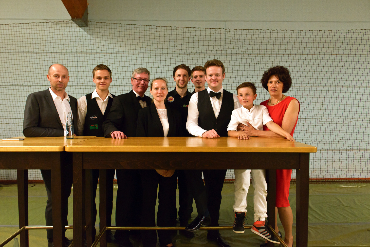 Foto: v.l.n.r. Kai Letzelter, Lukas Kleckers, Rolf Kalb, Luise Kraatz, Judd Trump, Felix Frede, Shaun Murphy, Maurice und Teodora Letzelter [Foto Nanna Nelils]